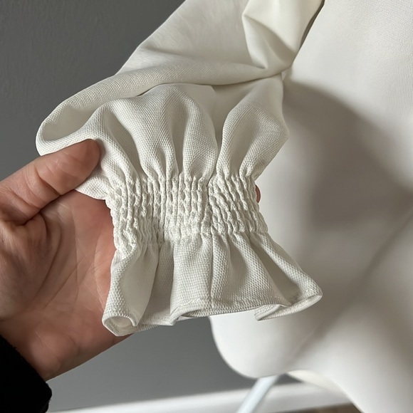 Tuckernuck Avon Lane White Off the Shoulder Marguerite Blouse - Picture 5 of 12